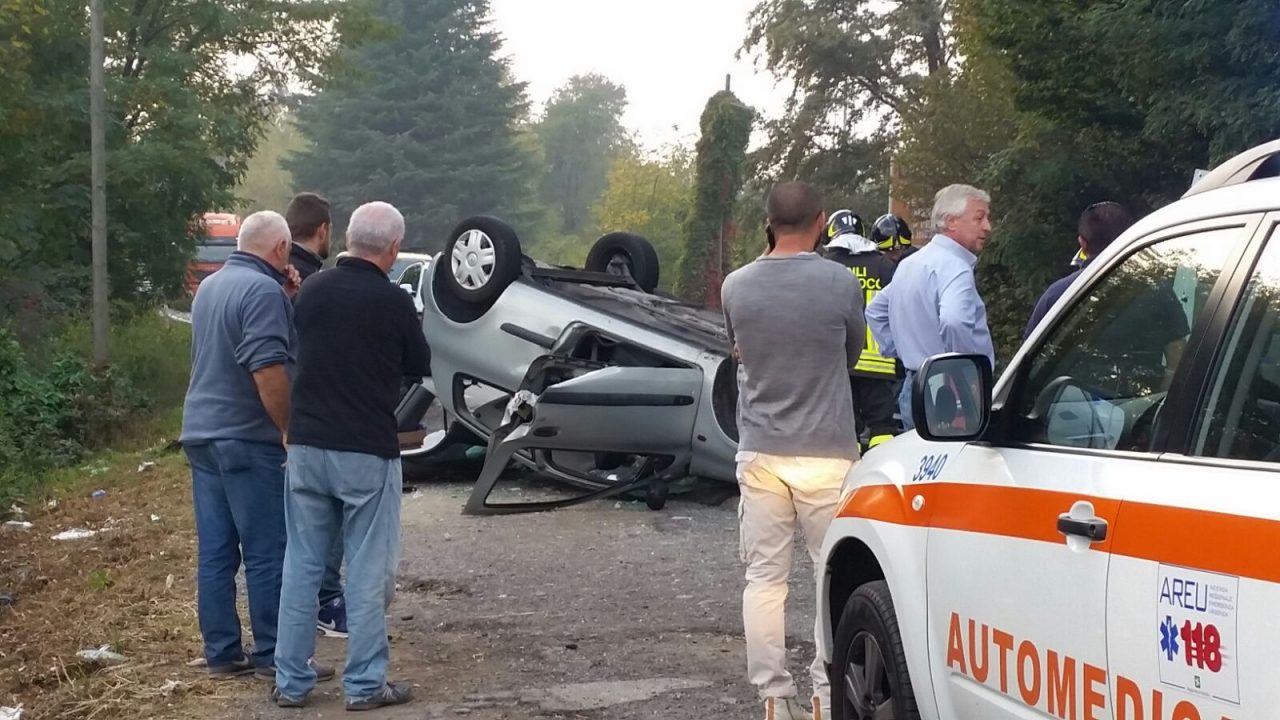 Incidente sulla Novedratese: auto si ribalta. Strada chiusa. FOTO