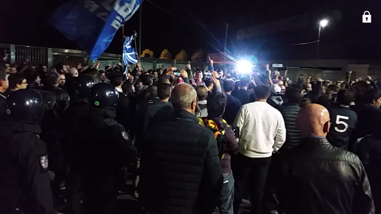 Cantù vince e convince. La squadra festeggia nel parcheggio con gli Eagles. FOTO