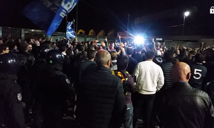 Cantù vince e convince. La squadra festeggia nel parcheggio con gli Eagles. FOTO