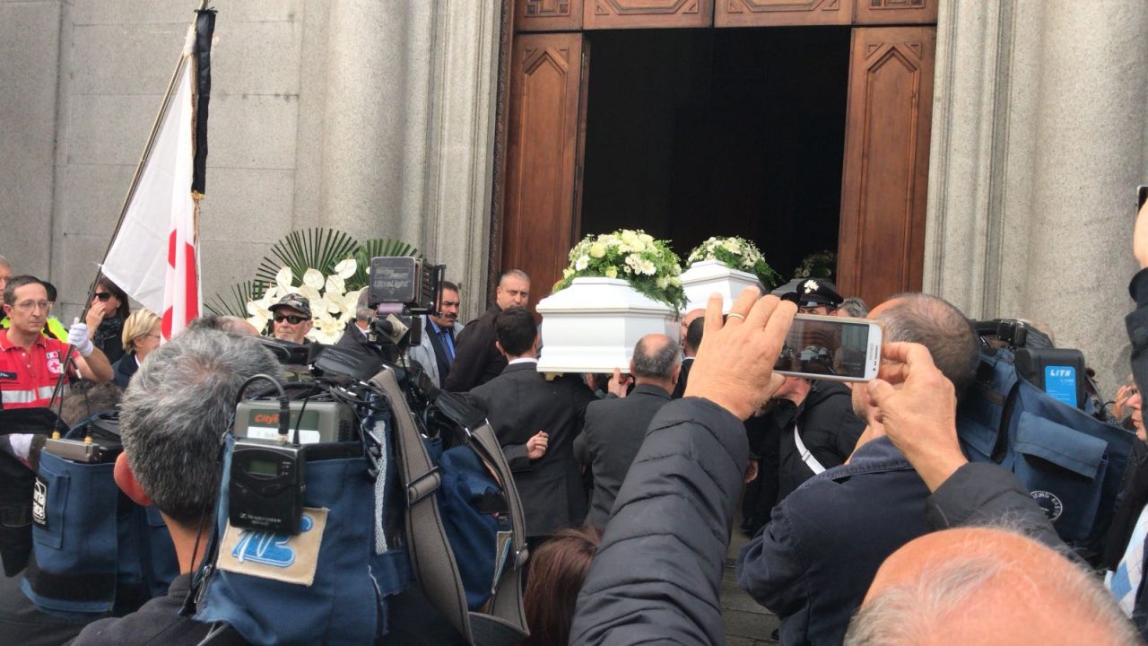 Como funerale per i 4 bimbi morti nell'incendio DIRETTA