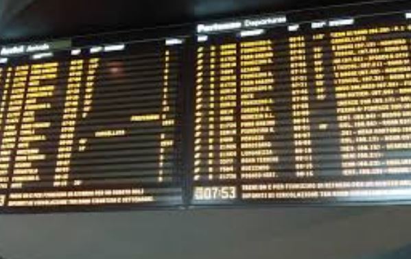 Veicolo bloccato nel passaggio a livello: caos sulla tratta Trenord tra Grandate e Portichetto