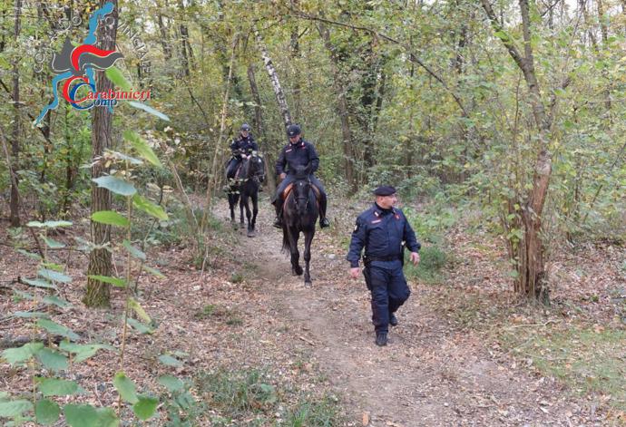 Carabinieri a cavallo nei boschi contro lo spaccio