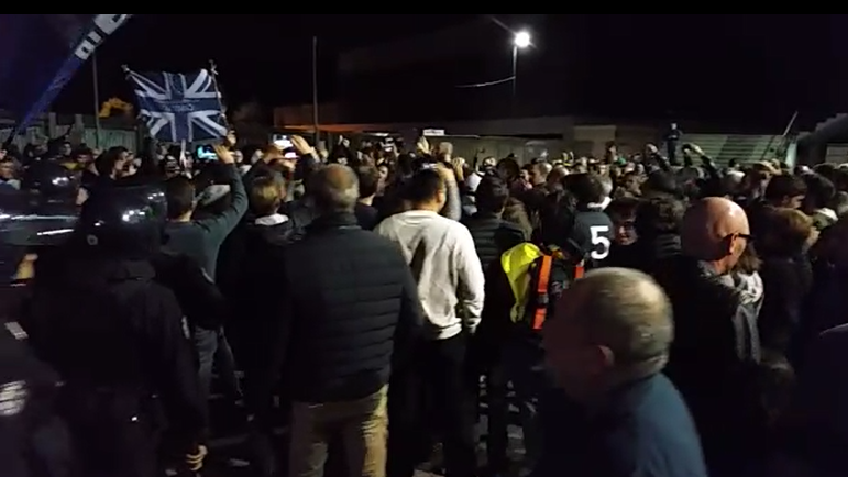 Dai cori di rabbia a quelli di gioia: i due volti del sabato sera Eagles. VIDEO
