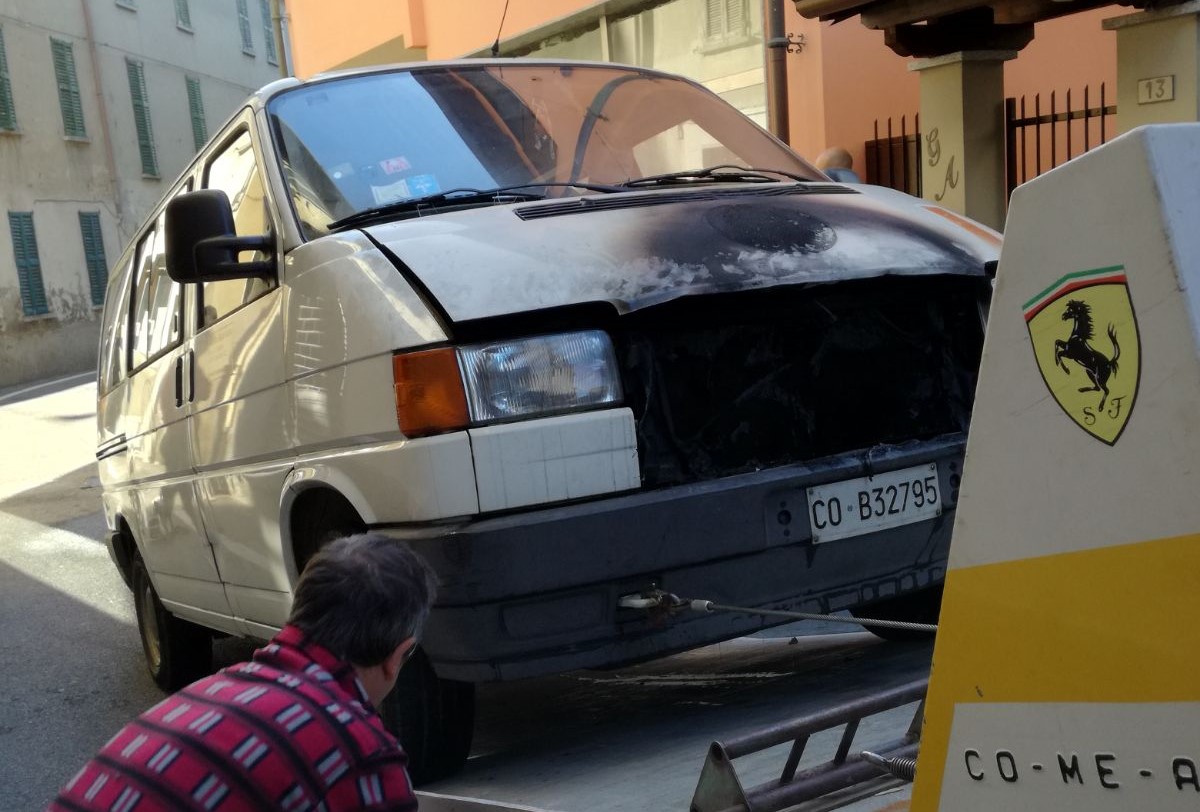 Furgone in fiamme: paura in un cortile