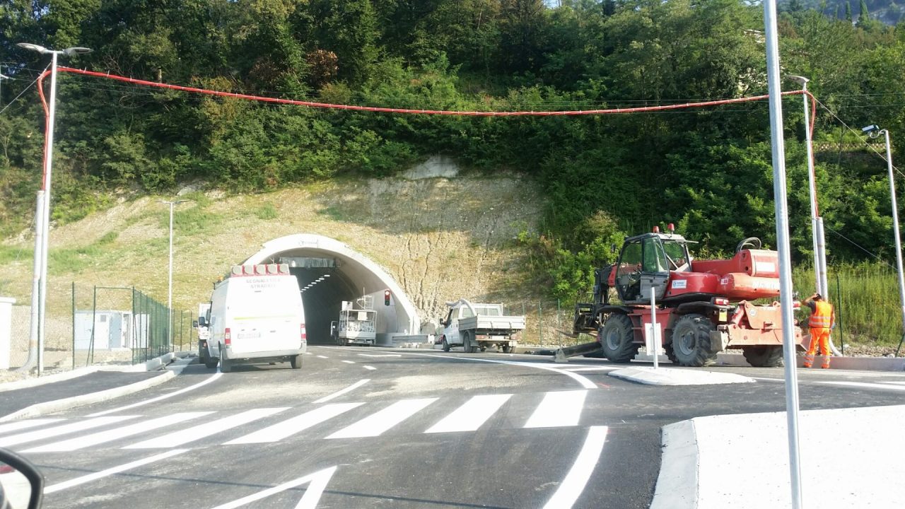 La galleria di Pusiano chiude al traffico per lavori