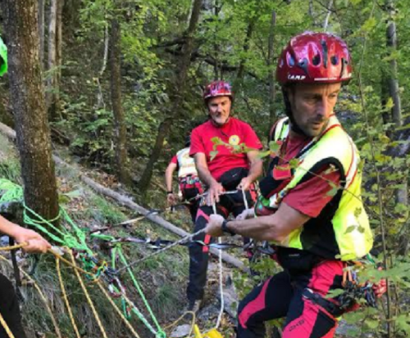 Spettacolare intervento del soccorso Alpino che salva una donna. VIDEO