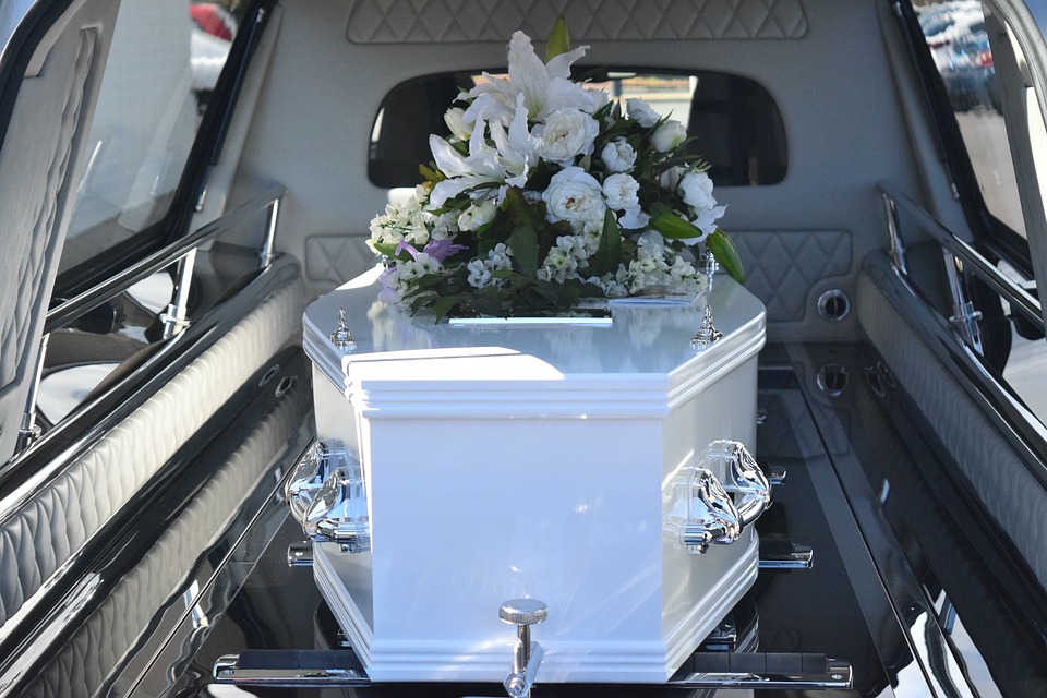 Tragedia Como, bandiere a mezz’asta negli immobili comunali