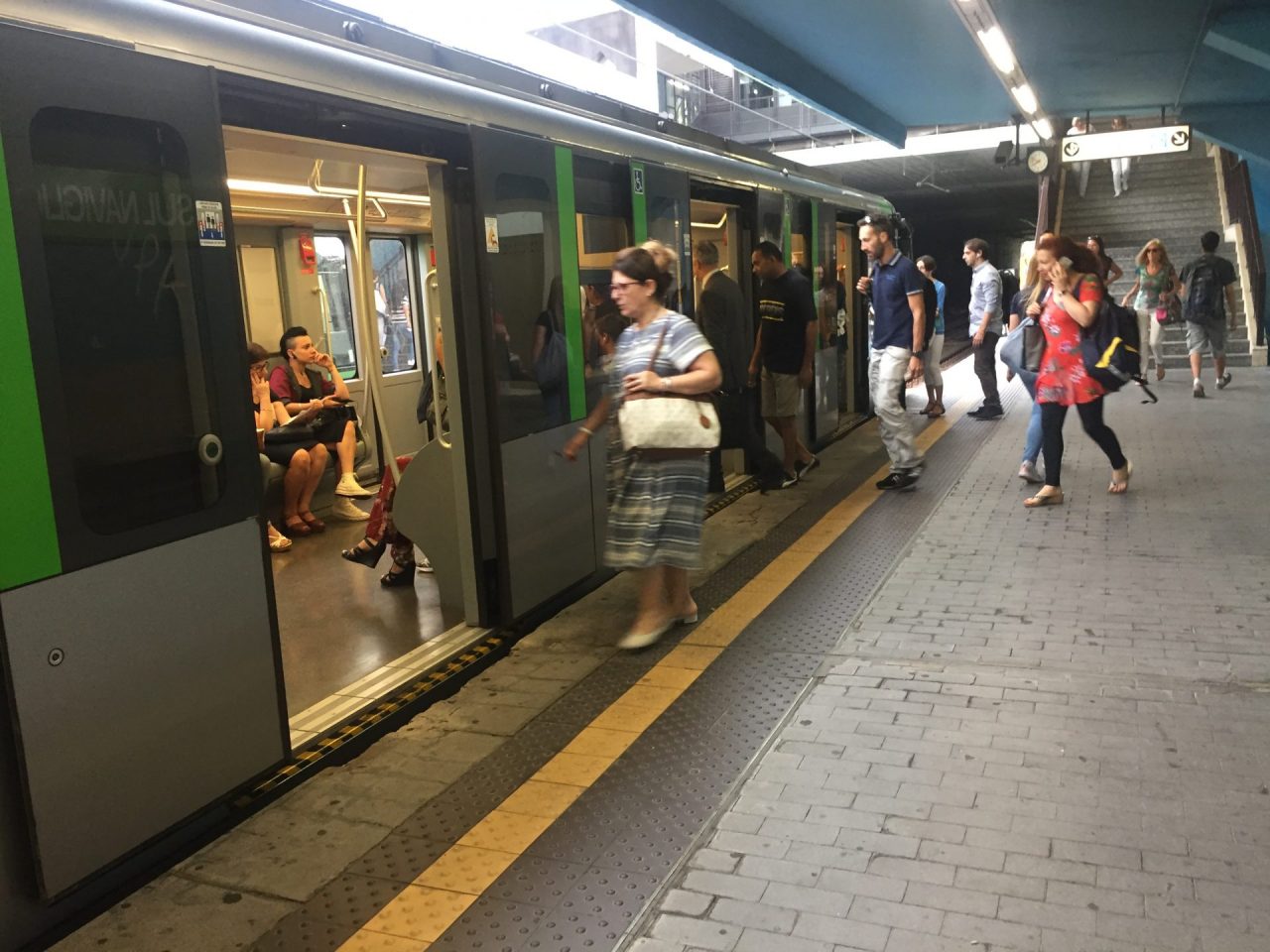 Tentato suicidio in metropolitana, disagi alla circolazione della linea