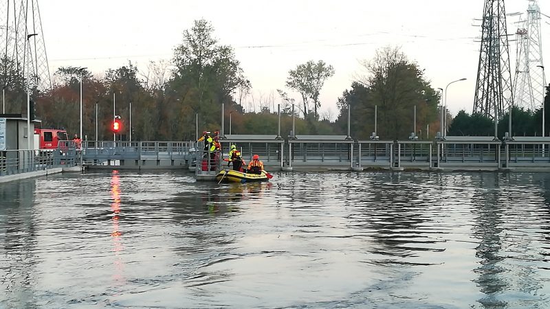 E’ morto il bimbo annegato nel canale in bici nell’Alto Milanese