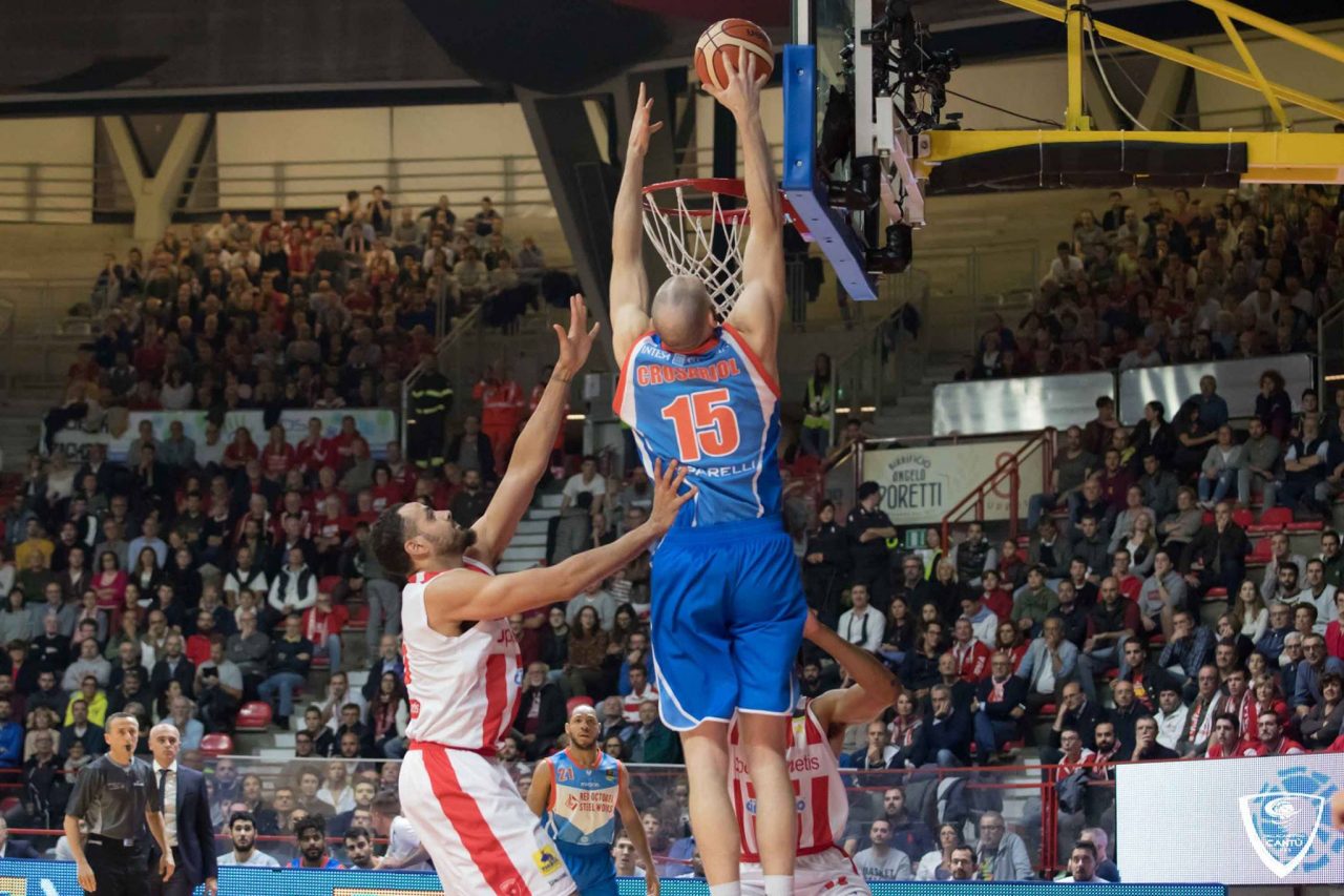 Derby amaro, la Pallacanestro Cantù cade a Varese. Sodini: “Chiedo scusa ai tifosi”