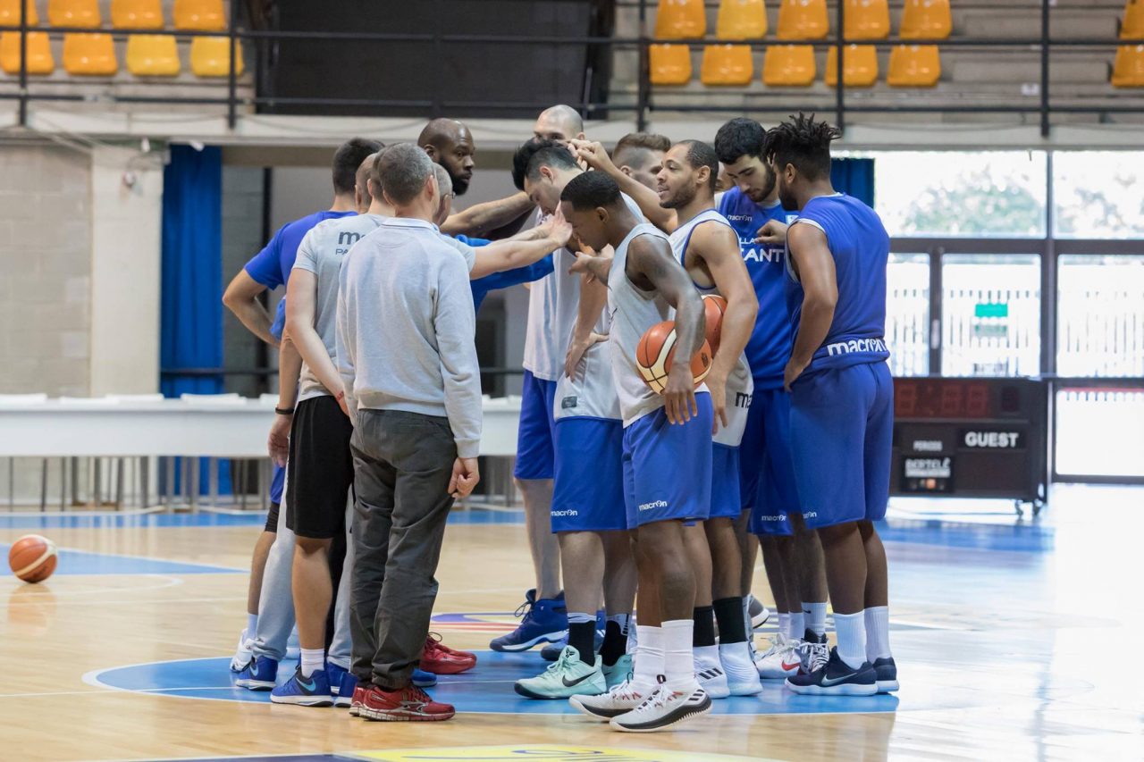 Un giocatore della Pallacanestro Cantù cerca la fidanzata in tv
