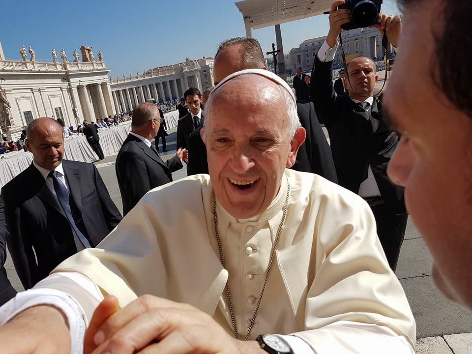 Si rivestano da sposi e festeggiano con Papa Francesco