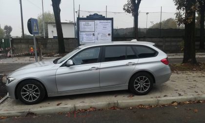 Auto sulla pista ciclabile, i social insorgono FOTO