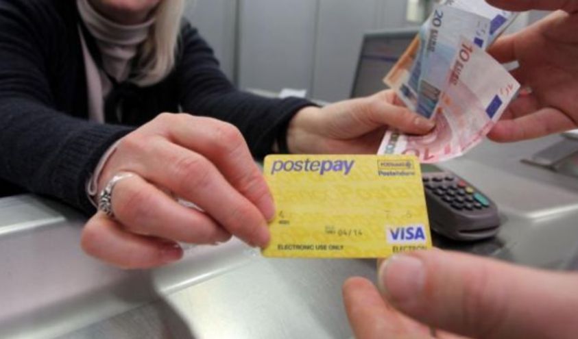 Tenta di attivare una Postepay a nome di un altro