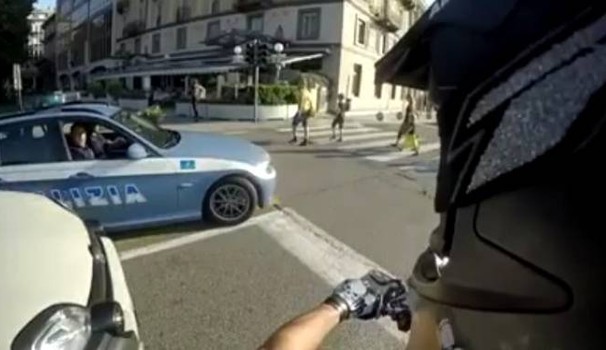 Scappa dalla Polizia in moto e posta tutto su Youtube VIDEO