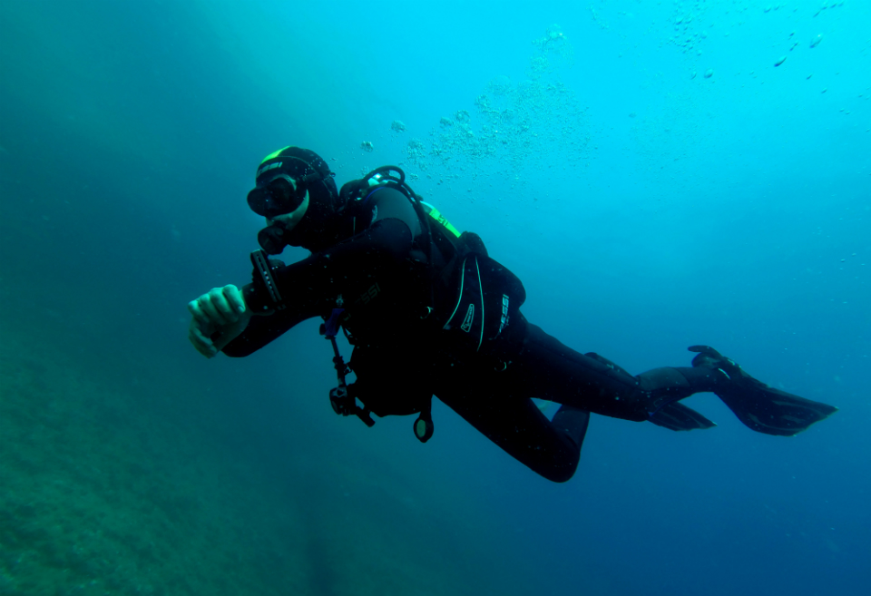 Continuano le ricerche dei sub per l’uomo che si era buttato nel lago