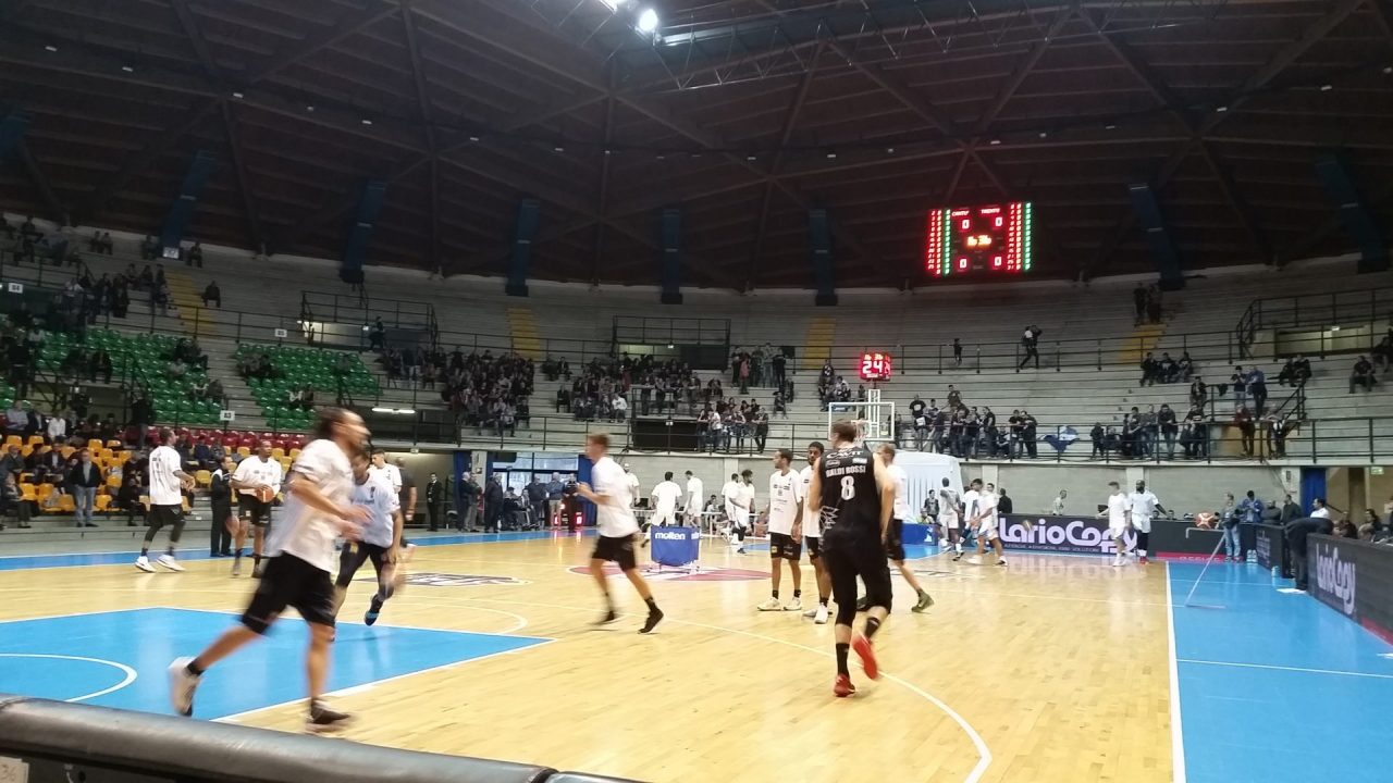 Pallacanestro Cantù: tra poco la palla a due contro Trento