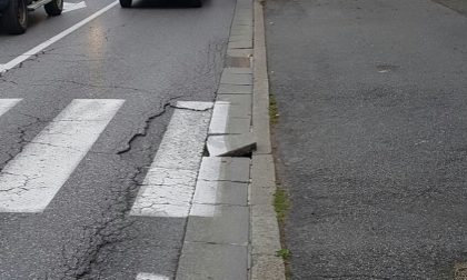 Asfalto sconnesso in via Fossano le proteste