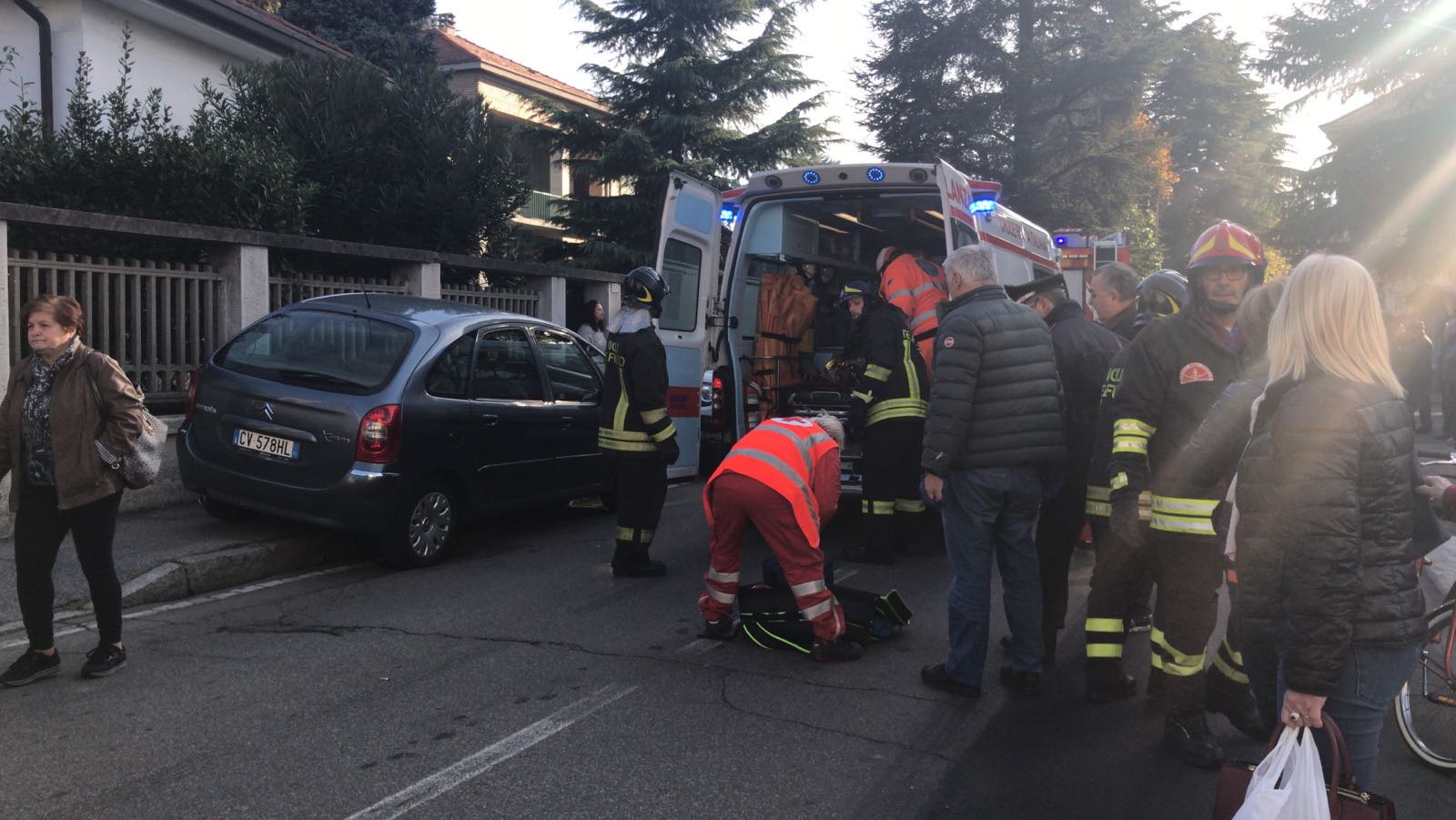 incidente auto auto carugo ambulanza soccorsi