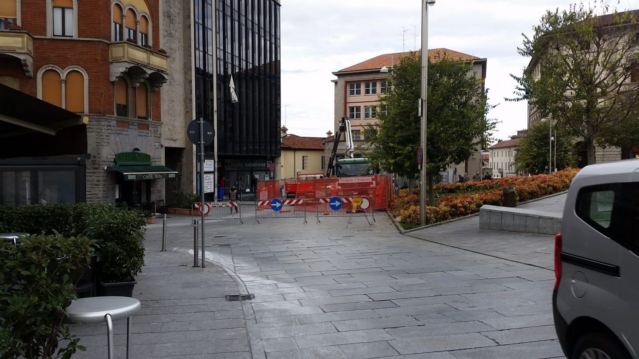 Piazza Garibaldi chiusa ma i furbetti ci passano VIDEO