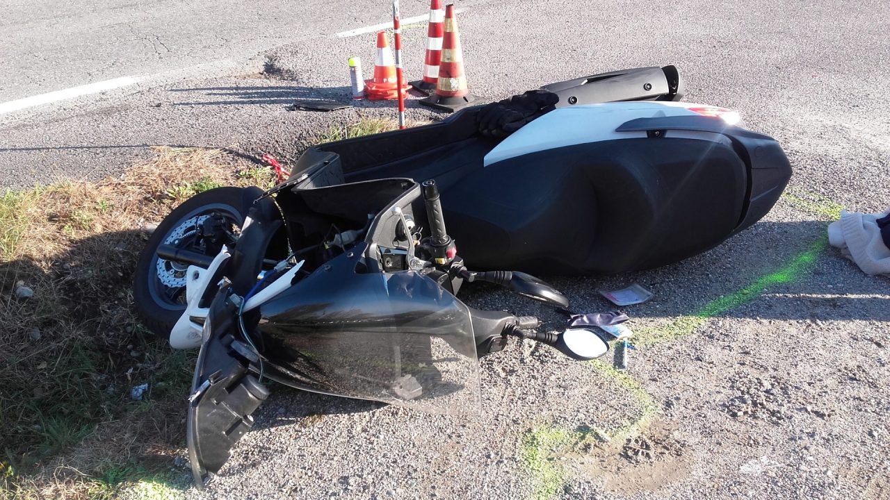 Moto contro auto, centauro ferito FOTO