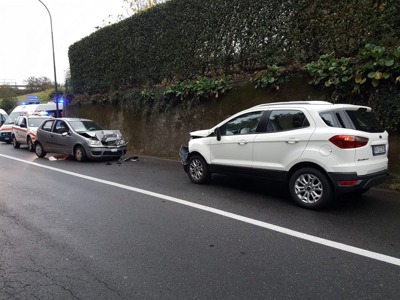 Frontale tra due auto a Erba