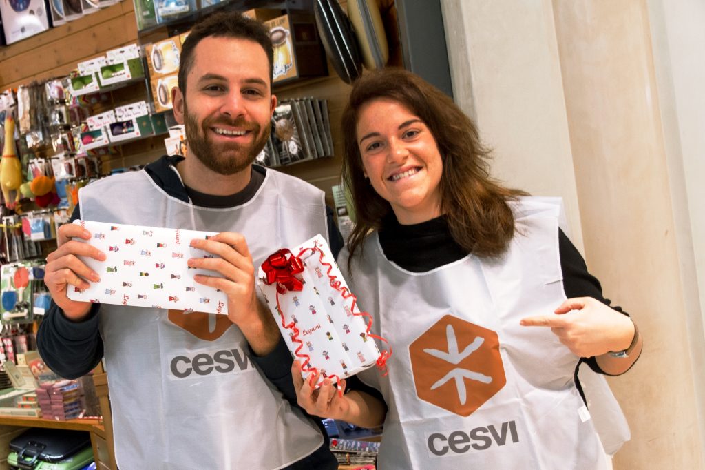 Cesvi cerca volontari a Como per impacchettare i regali