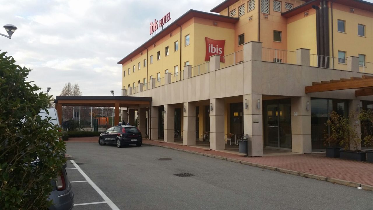 Coppia litiga in albergo finisce a botte