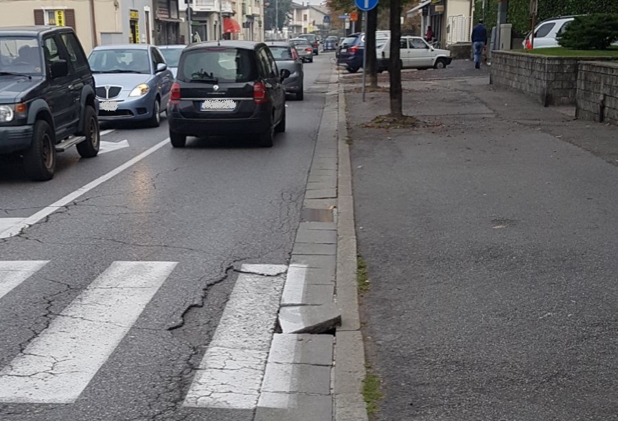 Lastrone pericoloso dà vita alla protesta dei ciclisti FOTO