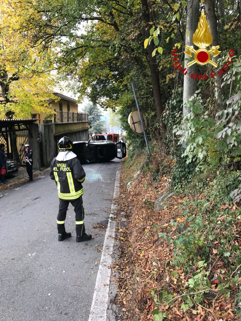 Ribaltamento con incastrato a Camnago Volta FOTO