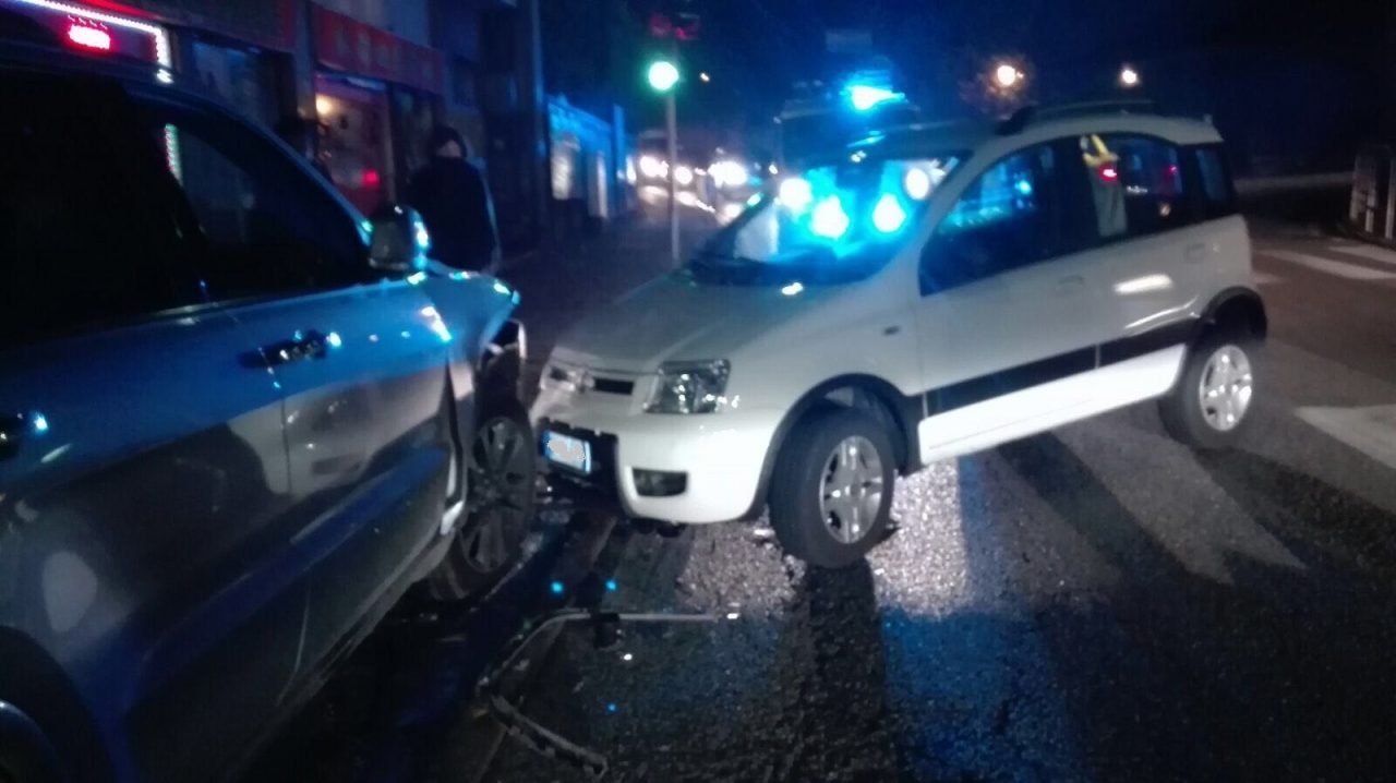 Schianto Fino Mornasco va a sbattere contro un’auto parcheggiata FOTO