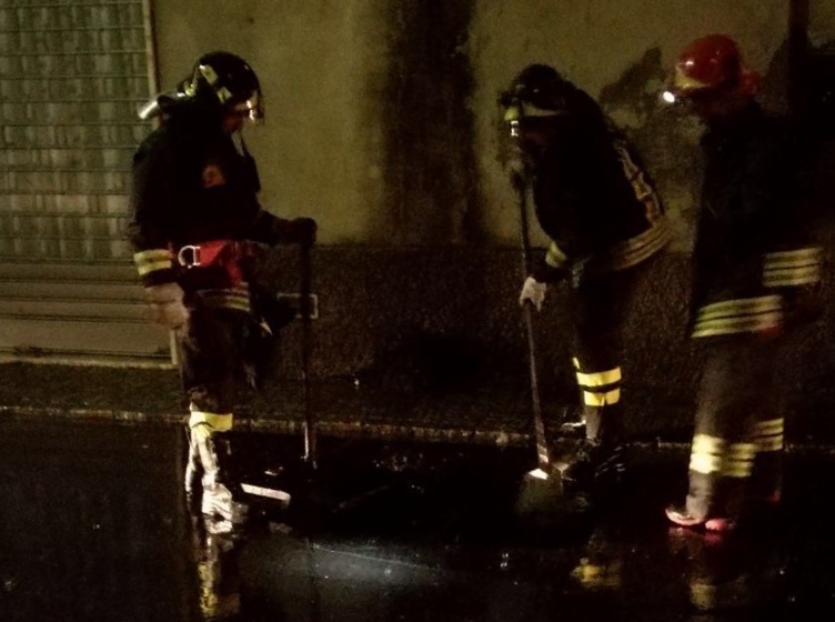 Allagamento in strada, intervengono i pompieri