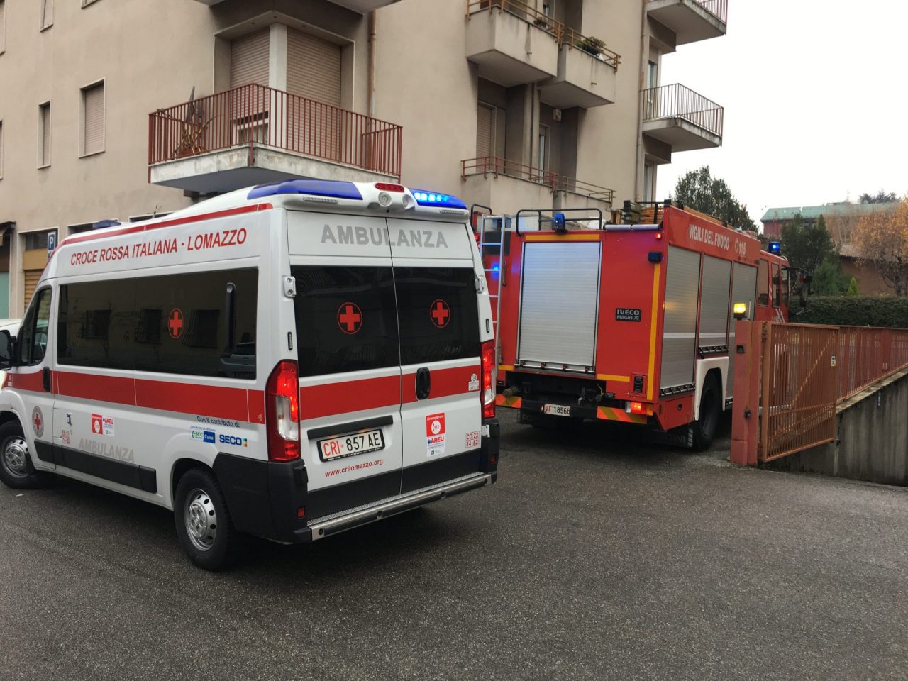 Cade sul balcone anziana salvata dai vicini