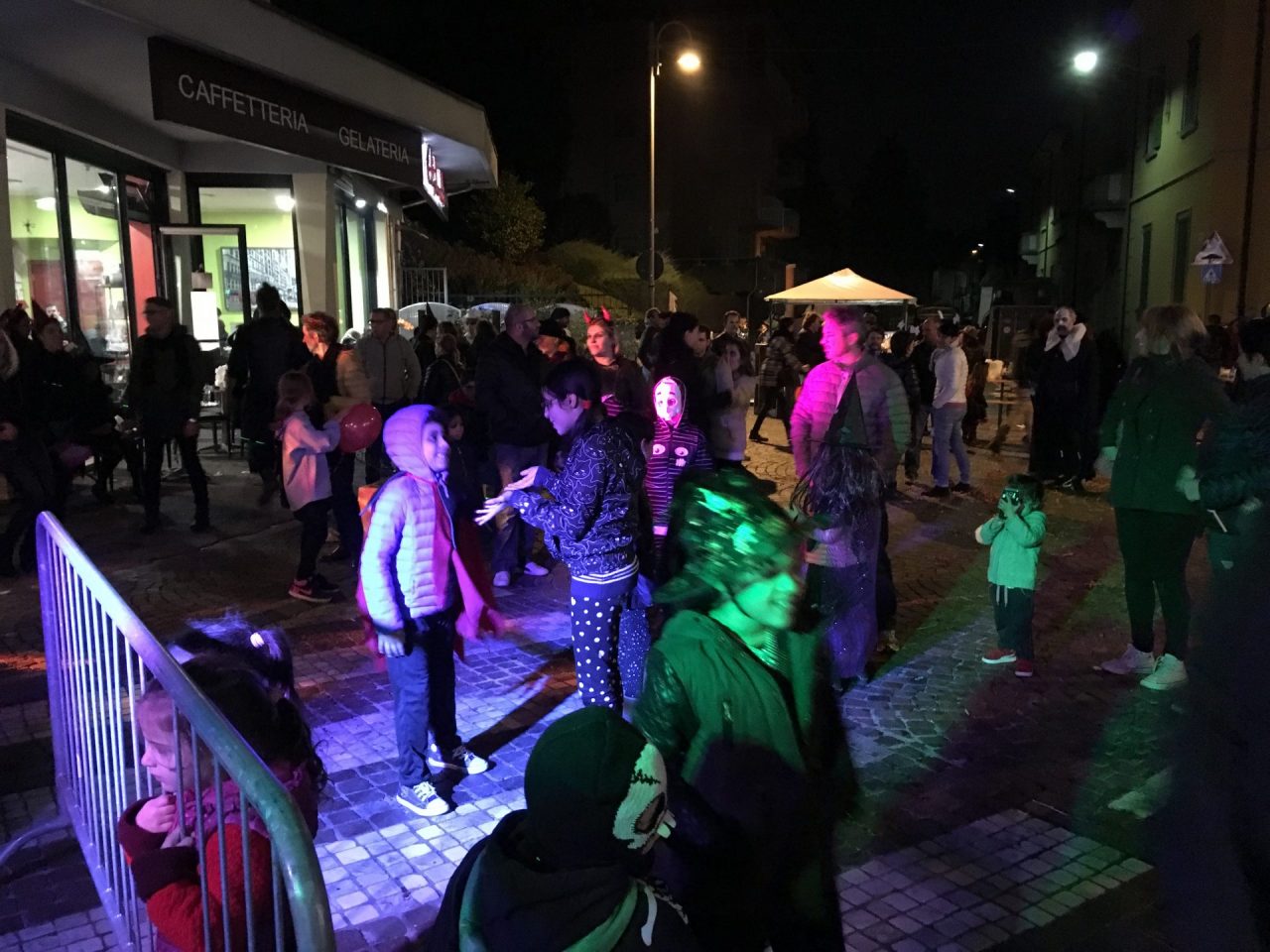 Halloween Party folla e tra bimbi e famiglie spunta il sindaco Dracula