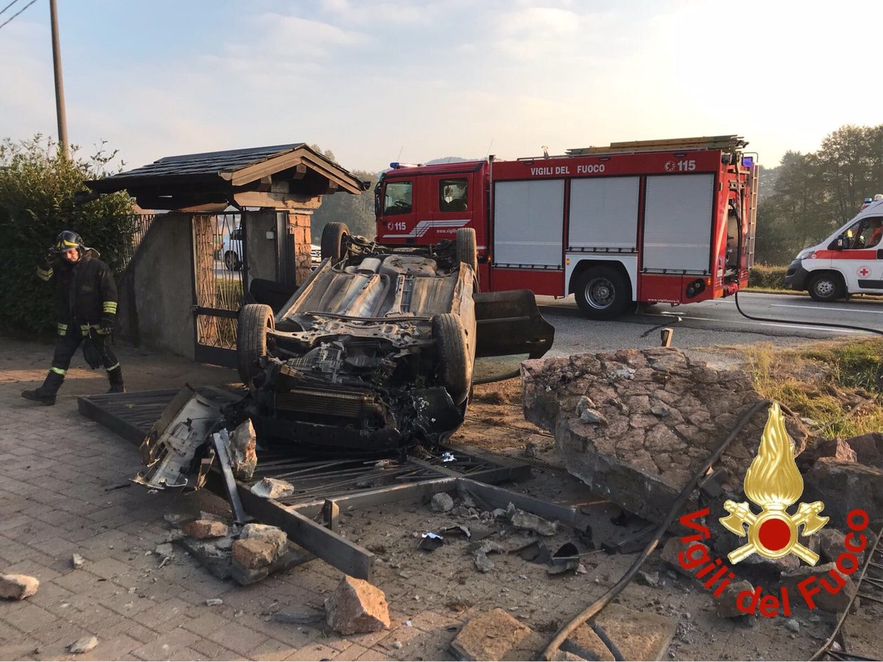 Auto ribaltata distrugge cancello e recinzione di una casa FOTO
