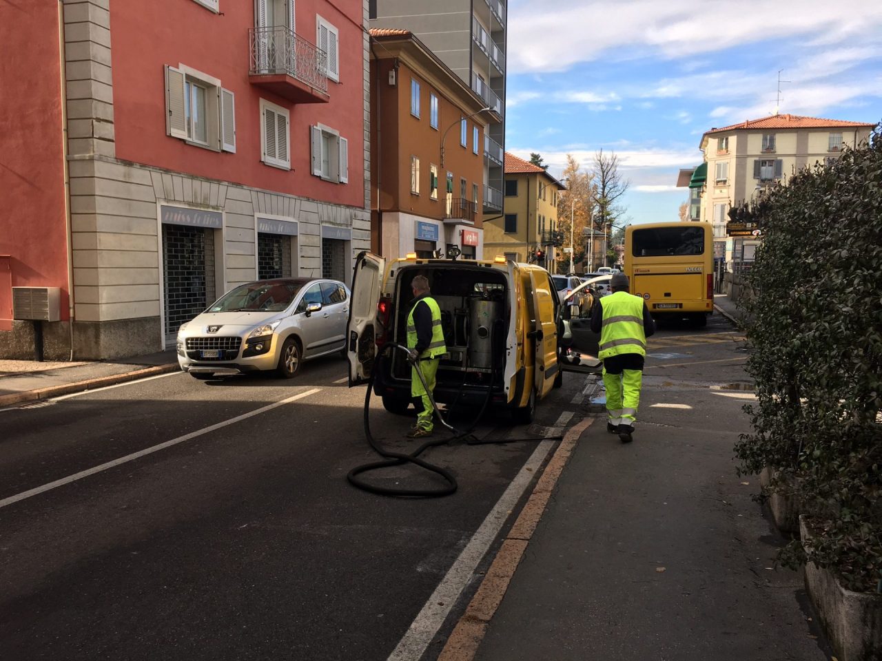 Scuolabus guasto bloccato sulla statale VIDEO
