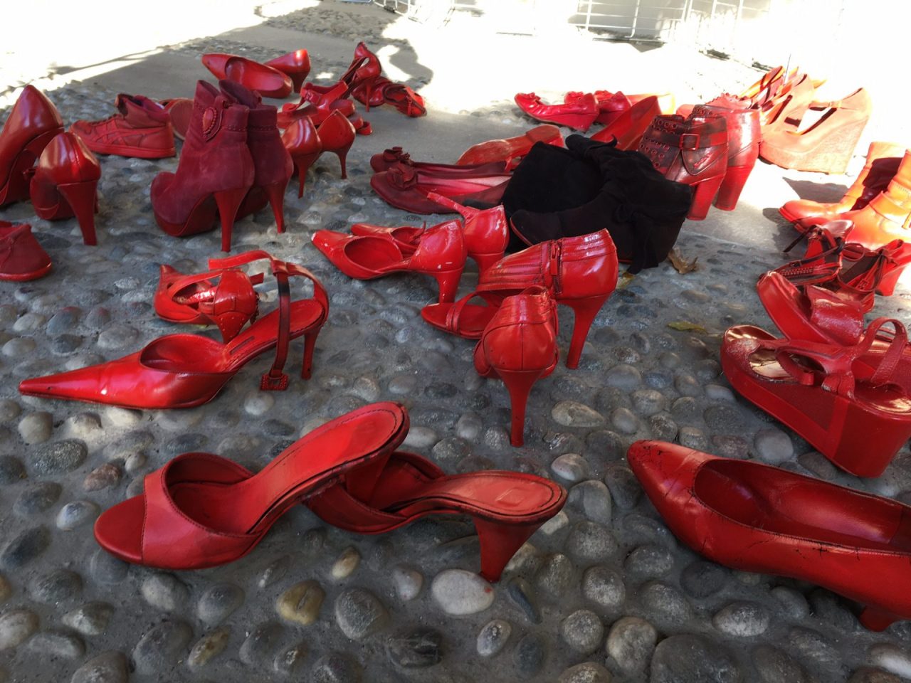 D’amore non si muore: un convegno per dire “no” alla violenza contro le donne. Si inaugura la panchina rossa ad Alzate