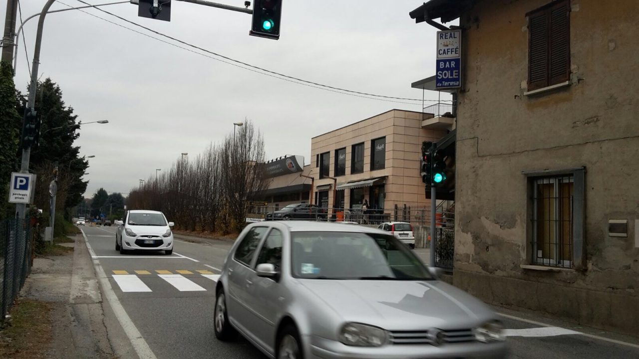 Semaforo sempre rosso per salvare chi attraversa la provinciale