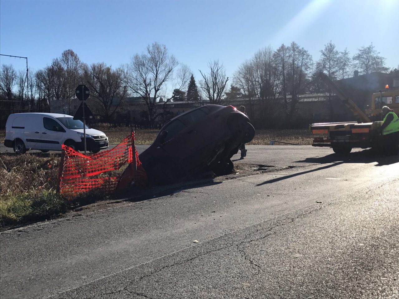 Auto nel fosso un ferito nell’incidente sulla provinciale VIDEO