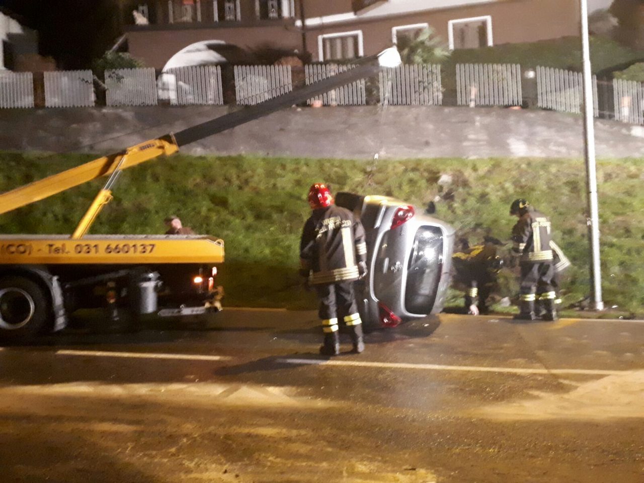 Violento scontro tra due auto, una si ribalta