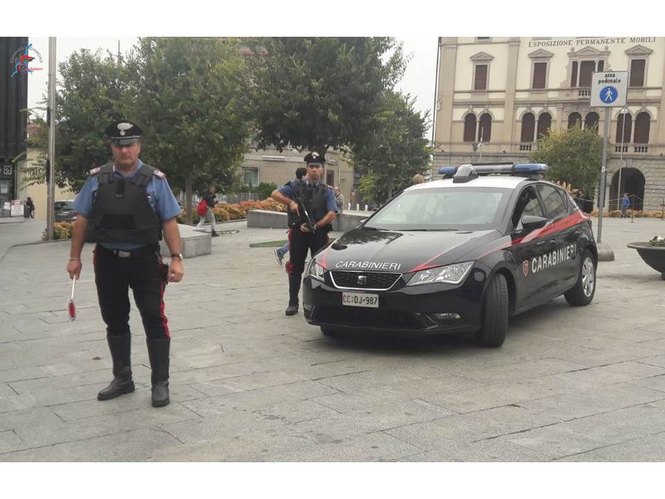 Fugge in contromano e rischia di investire cinque pedoni