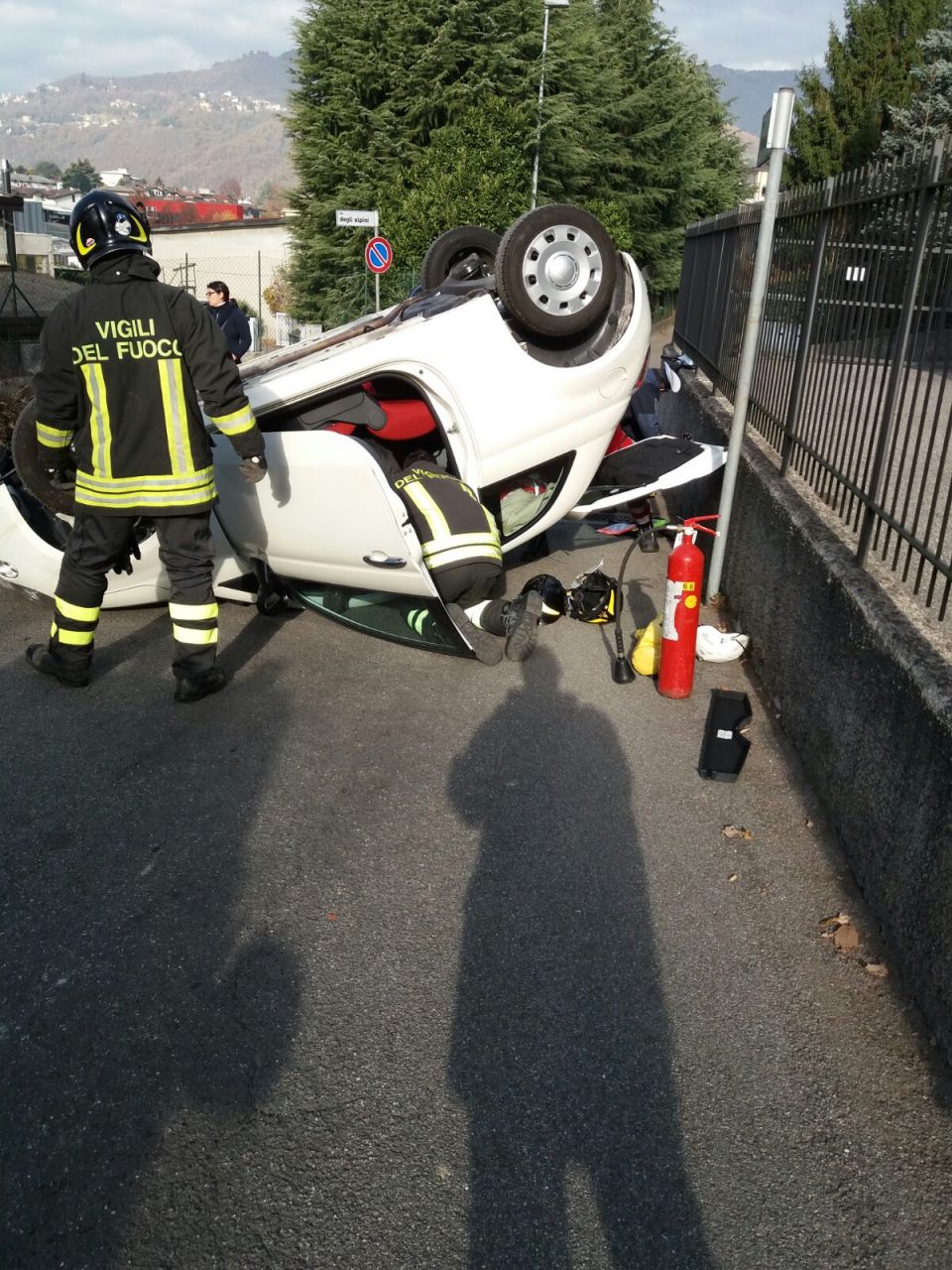 Anziana si ribalta con l’auto
