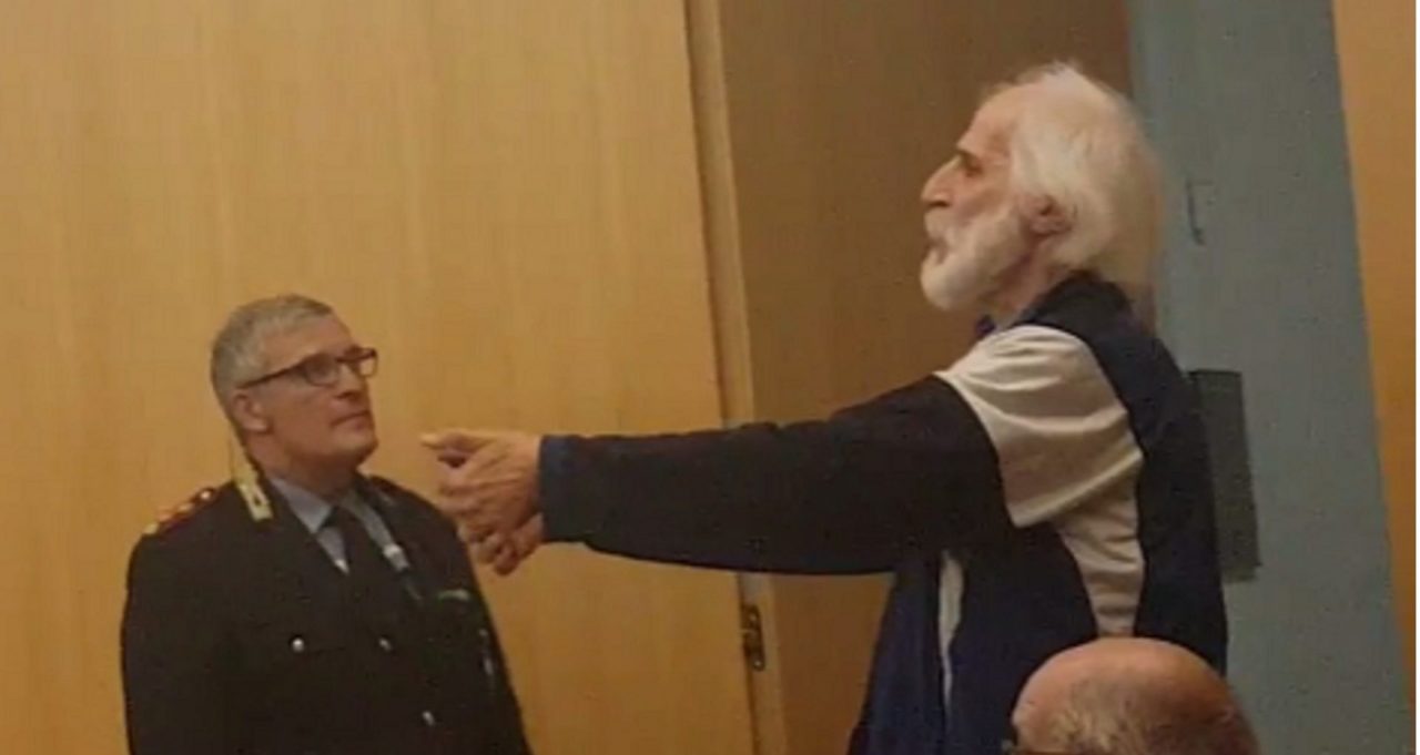 Urla e nervi tesi in Consiglio Espulso consigliere. VIDEO