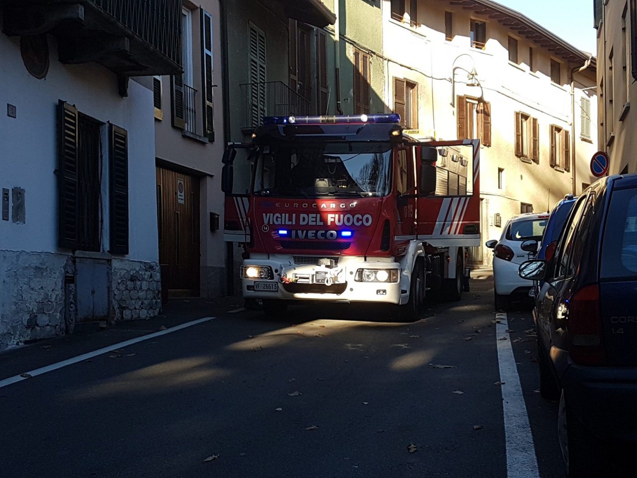 Fumo da un garage Allarme a Erba