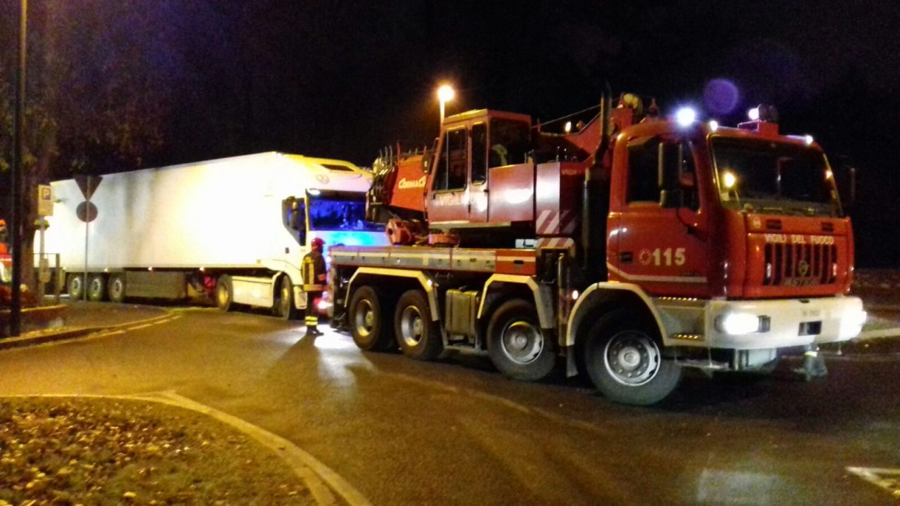 Autoarticolato incastrato a Mariano traffico in tilt FOTO e VIDEO