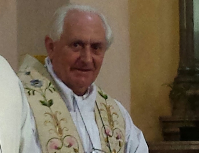 Addio don Lorenzo in trenta sacerdoti per l’ultimo saluto