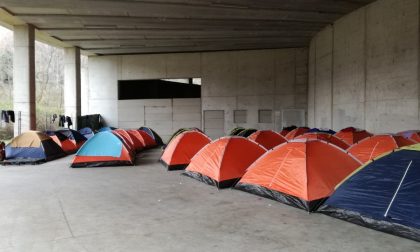 Migranti autosilo Val Mulini Como Accoglie: "Abbiamo dato noi tende e materassi"