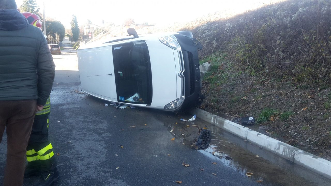Auto ribaltata ad Albese, illeso un 38enne