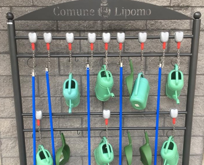 Al cimitero innaffiatoi a pagamento