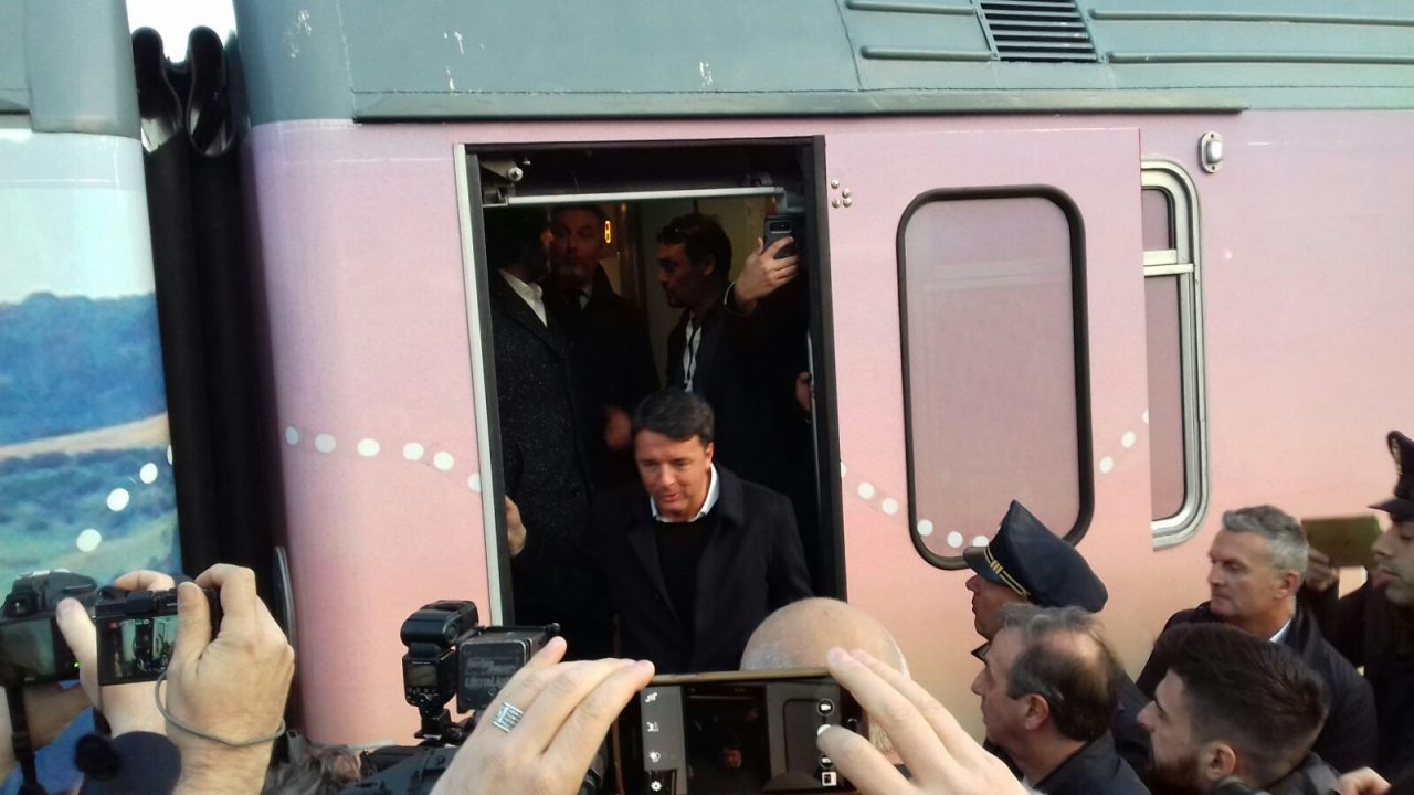 Renzi treno tour è arrivato a Cantù FOTO e VIDEO